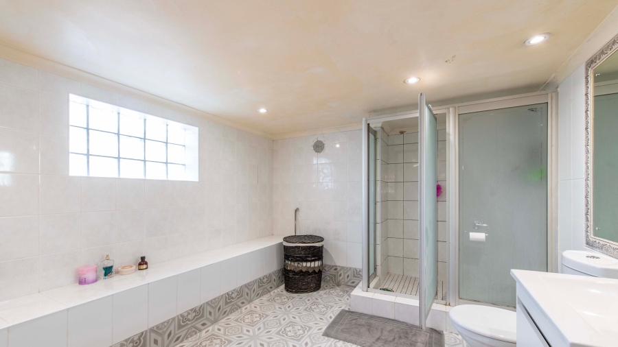 5 Bedroom Property for Sale in Avondale Western Cape